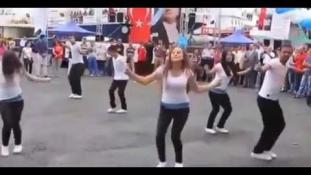 بالفيديو.. فتيات تركيا حسناوات يرقصن على إيقاع الركادة