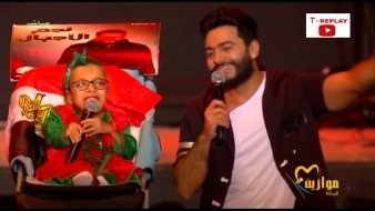فيديو رائع للنجم تامر حسني يغني مع “عائشة وجو” من ذوي الاحتياجات الخاصة