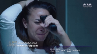بالفيديو.. ممثلة عربية مشهورة حلقت رأسها بالكامل