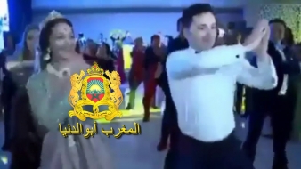 عروسين مغربيين يخلقون الحدث برقصتهم الرائعة والمنسجمة مع أصدقائهم