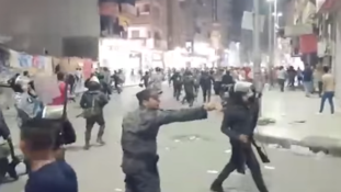 فيديو داير ضجة كبيرة..ضابط يمنع جنوده من ضىرب المتظاهرين ضد السيسي