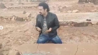 بالفيديو..الممثل ربيع القاطي يعثر على قبر والده بعد 38 سنة من البحث