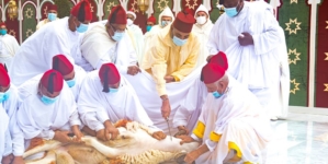 الملك محمد السادس يؤدي صلاة عيد الأضحى ويقوم بنحر أضحية العيد