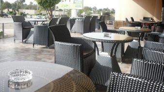 سلطات مدينة مغربية تجبر أصحاب المقاهي على توقيع إلتزام باحترام التدابير الوقائية وتُلزمهم بتقليص عدد المقاعد