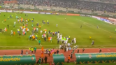 لحظة هجوم الجمهور الجزائري عل اللاعبين بعد الهزيمة المذلة أمام ساحل العاج