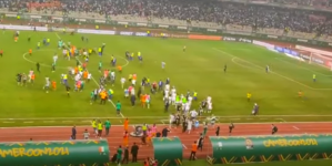 لحظة هجوم الجمهور الجزائري عل اللاعبين بعد الهزيمة المذلة أمام ساحل العاج