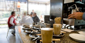 السلطات تصدر قرارات الإغلاق في حق مقاهي ومطاعم لا يتوفر عاملوها على جواز التلقيح
