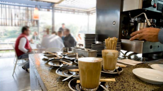 السلطات تصدر قرارات الإغلاق في حق مقاهي ومطاعم لا يتوفر عاملوها على جواز التلقيح