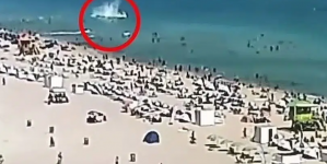 فيديو مرعب يوثق لحظة تحطم طائرة في مياه شاطئ مزدحم على بعد أمتار من السباحين