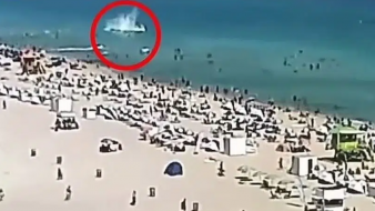 فيديو مرعب يوثق لحظة تحطم طائرة في مياه شاطئ مزدحم على بعد أمتار من السباحين