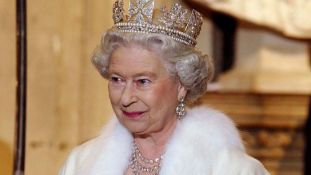 أبناء الملكة إليزابيث وحفيدها يتواجدون معها والوضع “خطير”