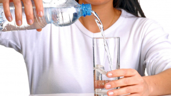 كمية المياه التي يجب شربها من الإفطار إلى السحور